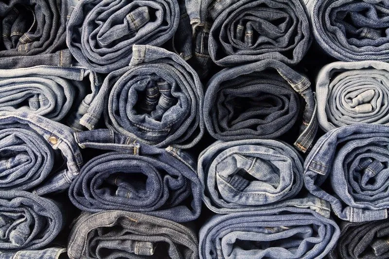 Denim w modzie: Zrozum, co to za materiał i dlaczego jeansy to nie wszystko