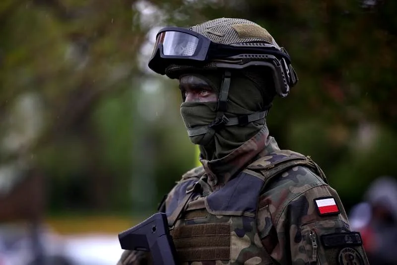 Jak narysować żołnierza polskiego? Prosty rysunek krok po kroku