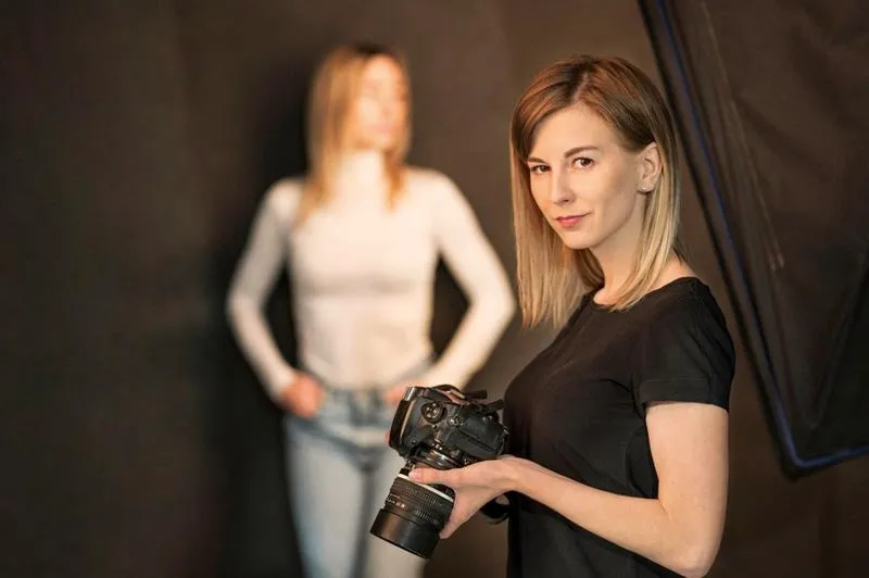Jaką bluzkę do zdjęcia do dowodu wybrać? Fason i kolor dla profesjonalnego efektu