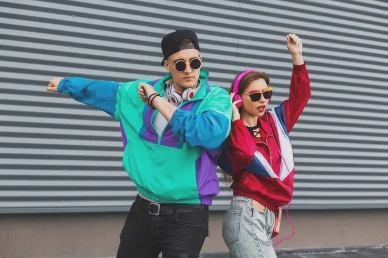 Moda lat 90. dziś: jak nosić ją stylowo, bez efektu przebrania
