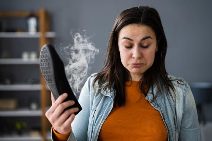 Skuteczne domowe sposoby na śmierdzące buty – usuń zapach bez drogich środków